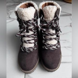 Women’s boots size 5